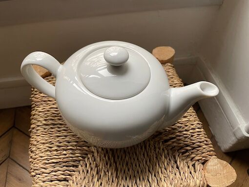 Round teapot in white earthenware, 1 liter