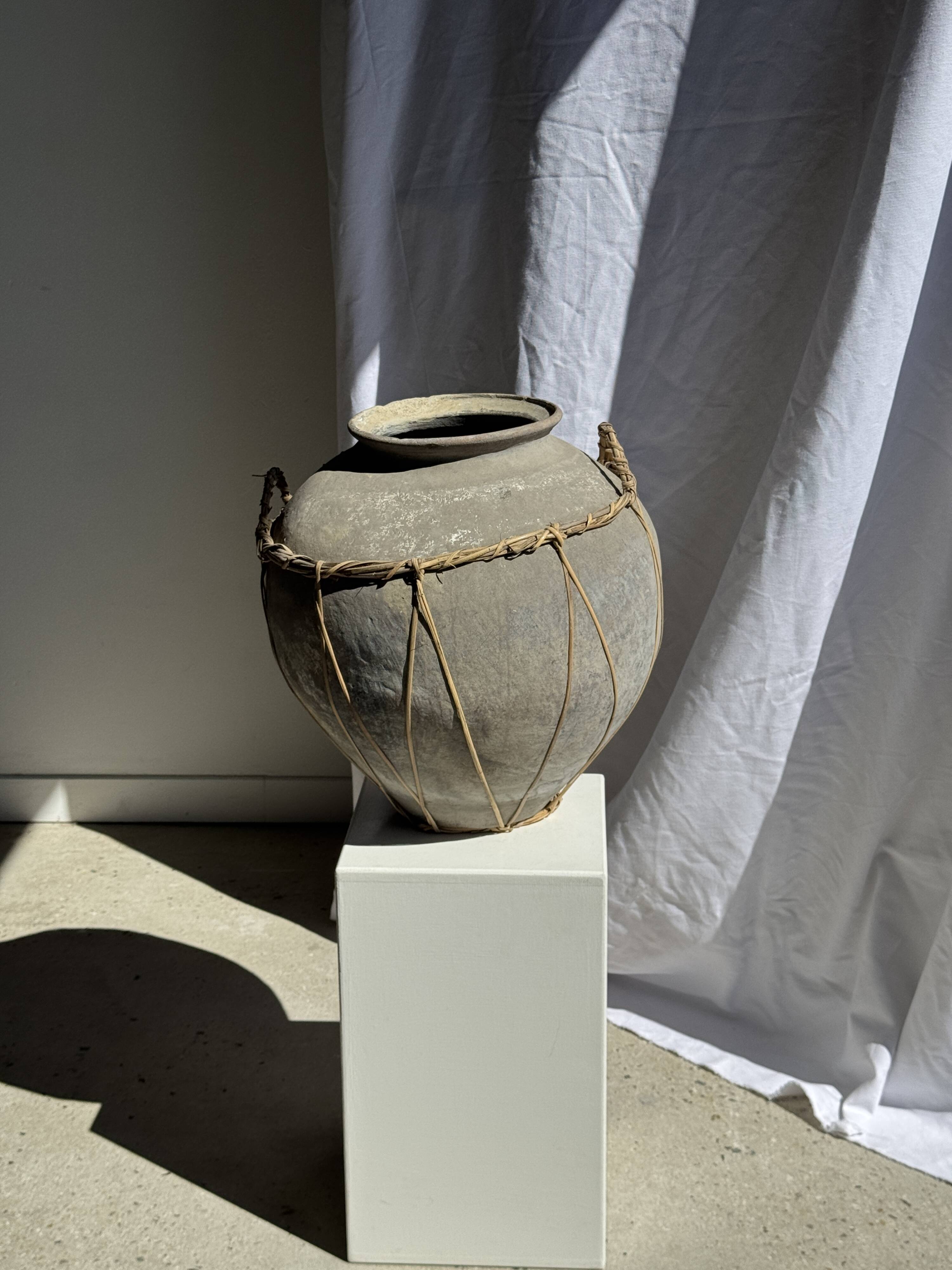 Pot en terre cuite gris clair à anses et croisillons en rotin