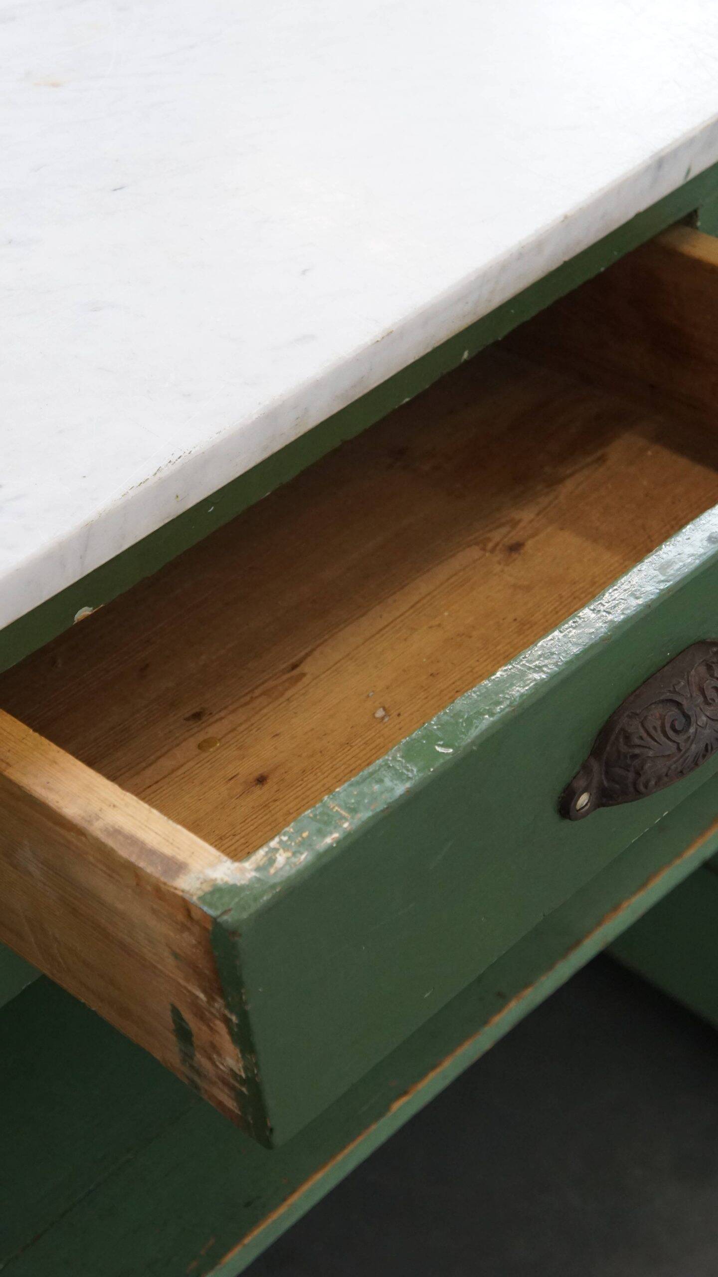 Buffet/comptoir/table d'appoint ancien unique, de couleur verte, datant de la fin du XIXe/début du XXe siècle, avec un plateau en marbre.