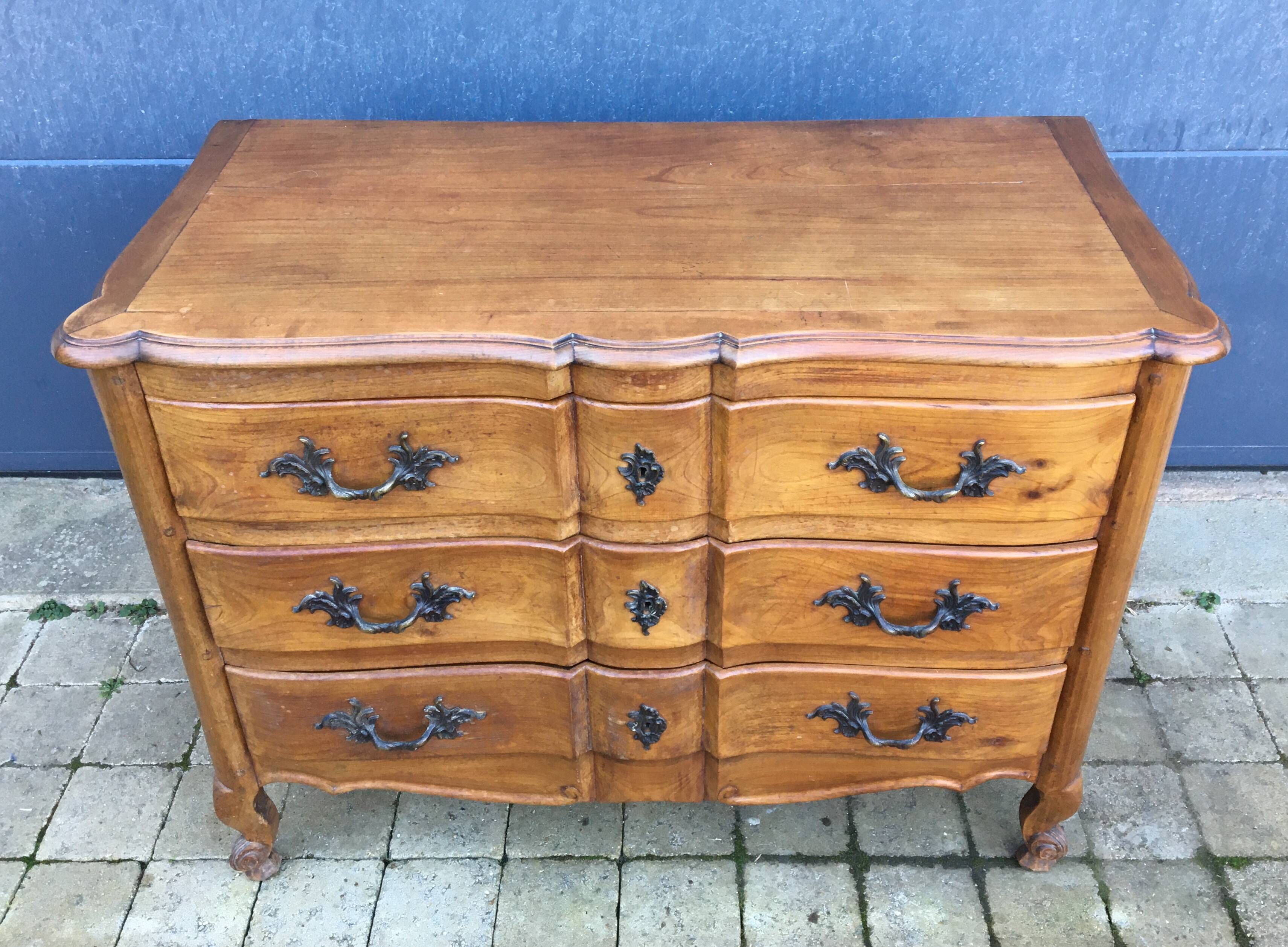 Commode arbalète