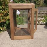 Étagère vitrée en bois