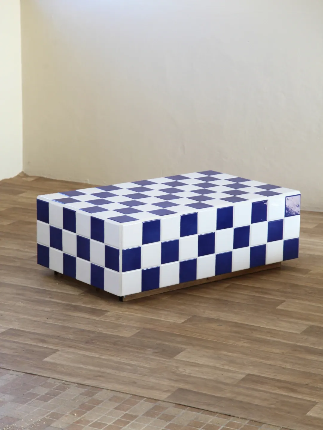 Table basse carrelée bleue et blanche damier