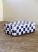Table basse carrelée bleue et blanche damier