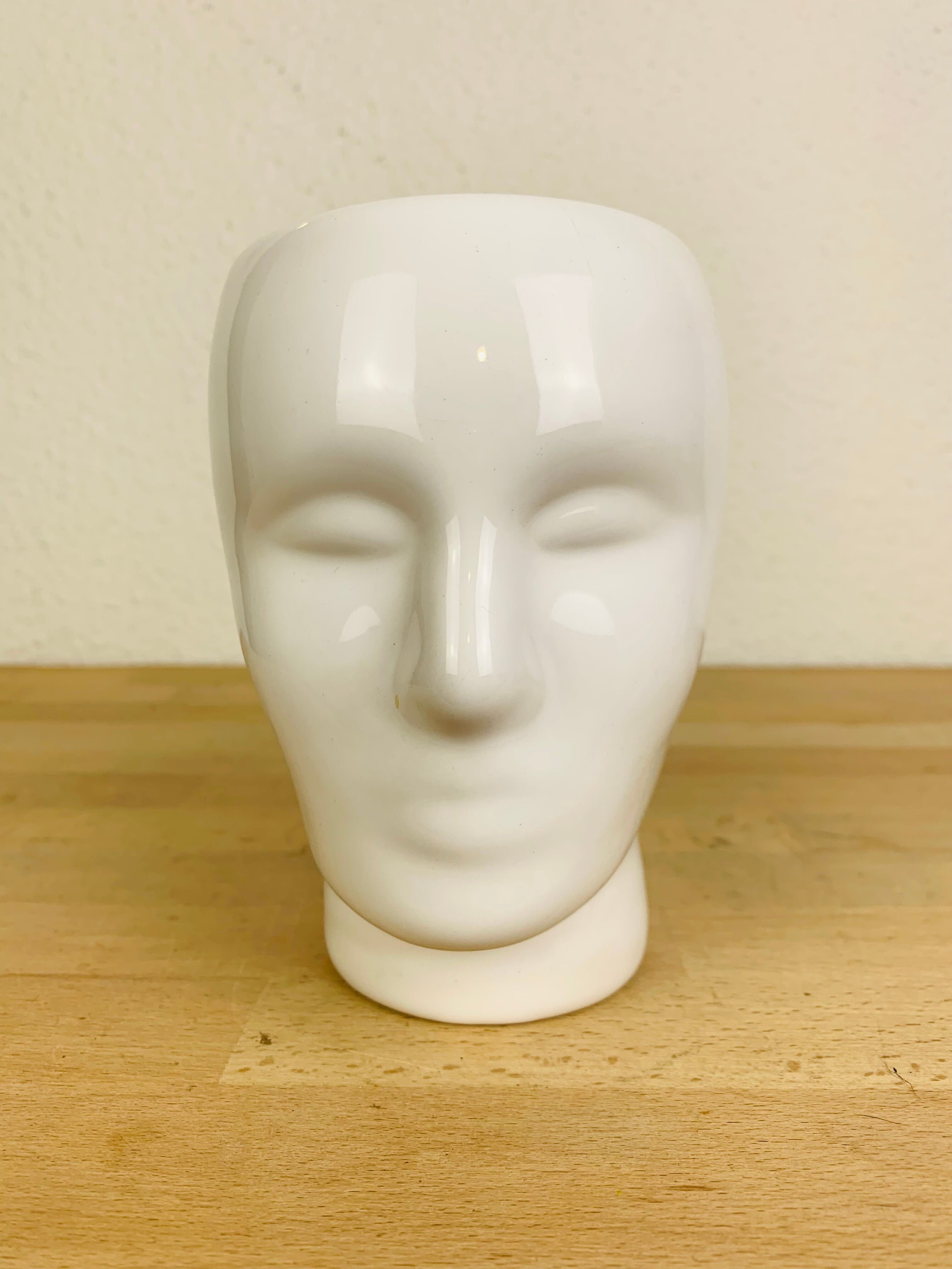 Vase or pot cover head in white ceramic