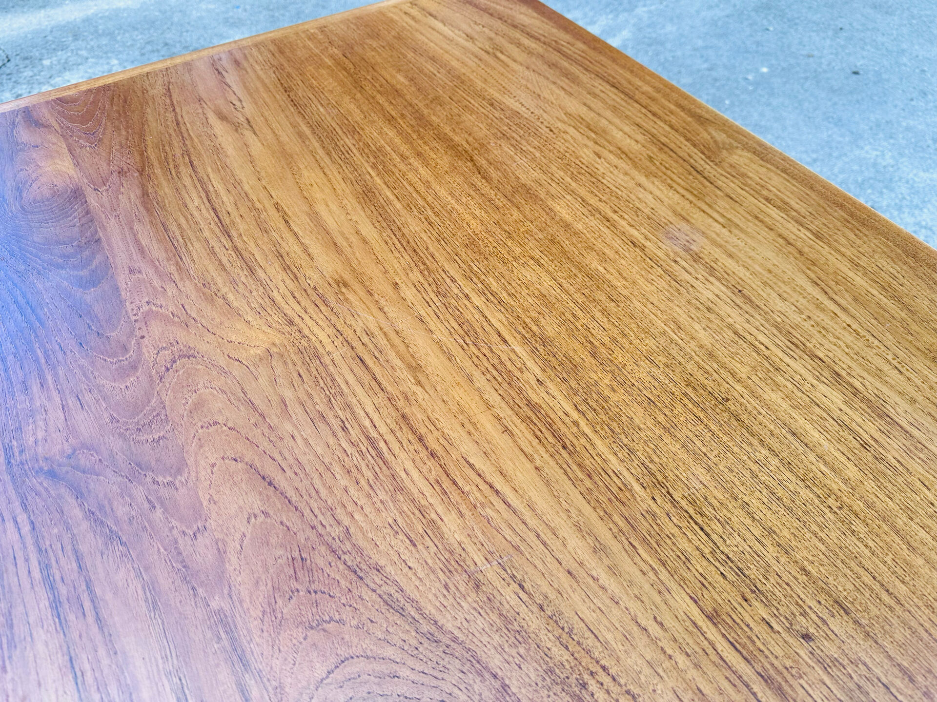 Table scandinave