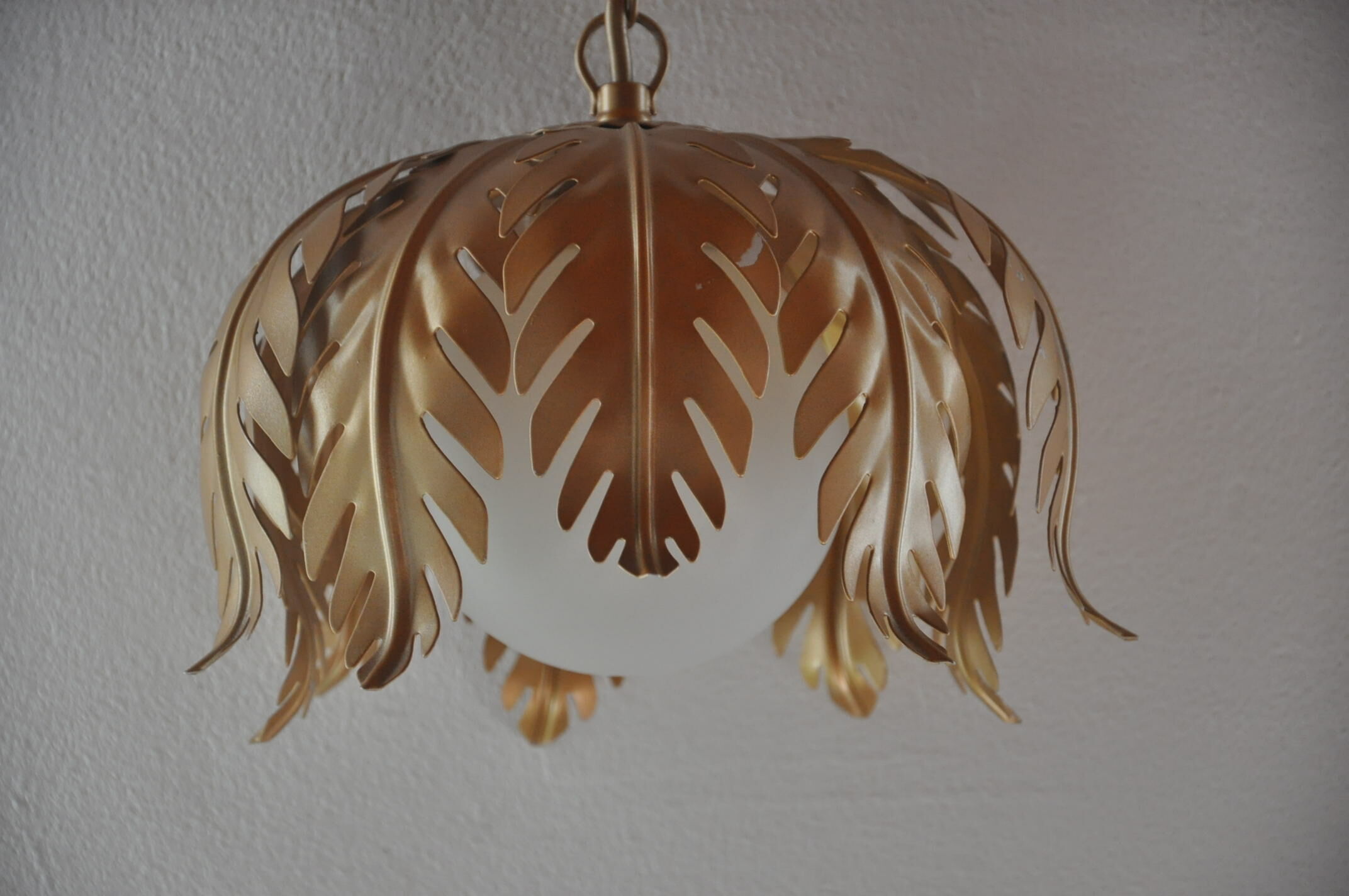 Suspension vegetable pattern golden metal and vintage opaline