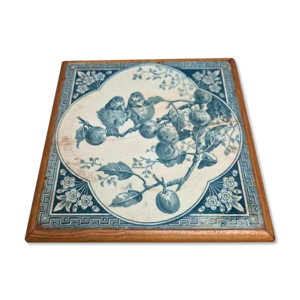 Dessous de plat ancien en carreau de Gien décor oiseaux bleu – contour bois