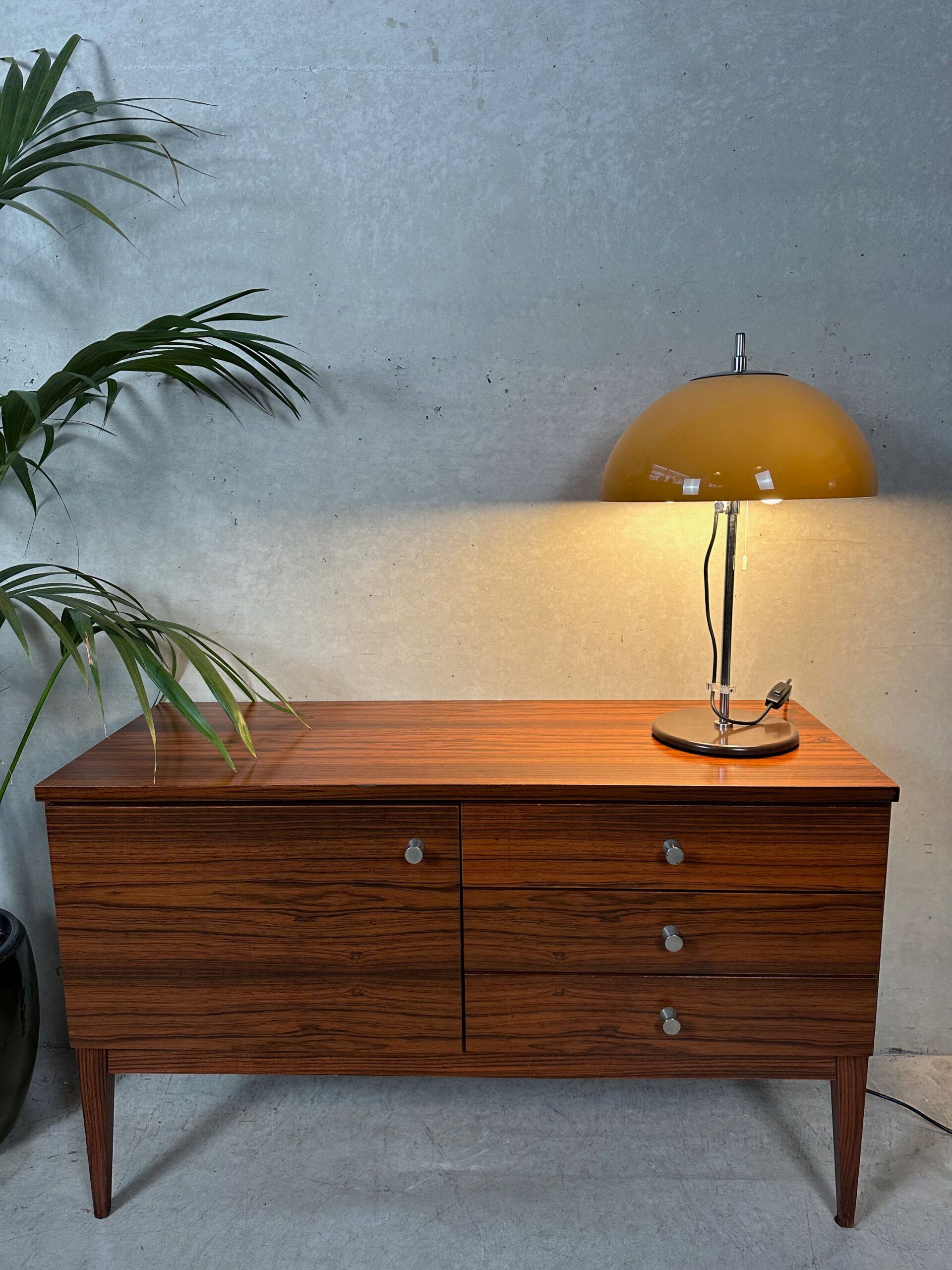 Buffet en noyer de style mid-century moderne