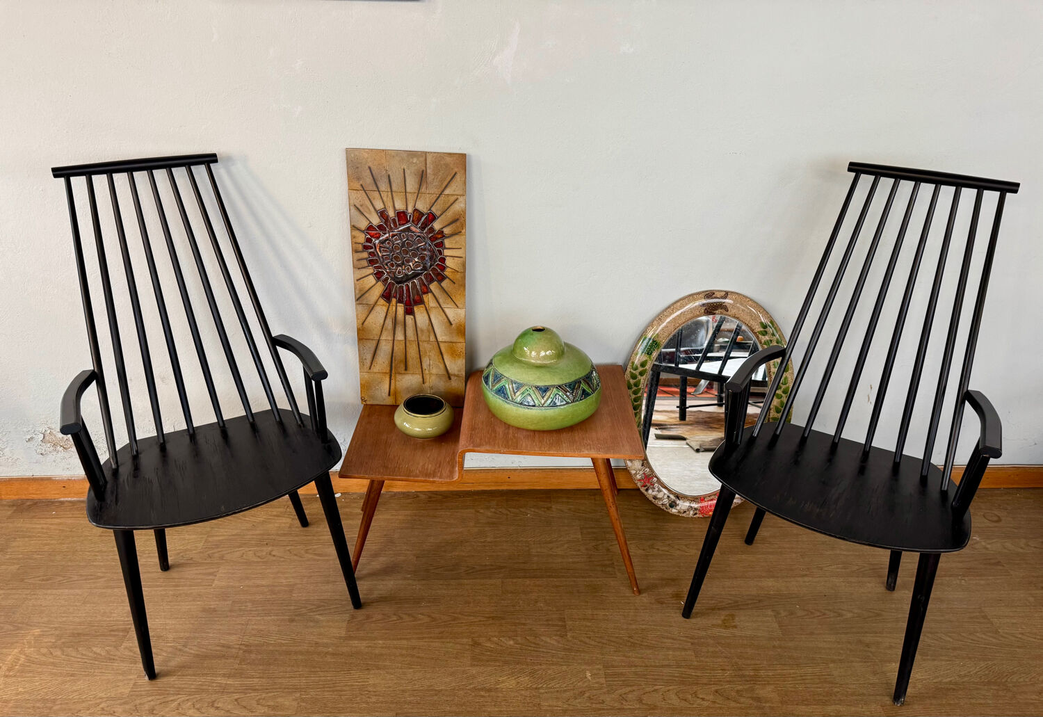 Armchair with armrests and Scandinavian bridge slats