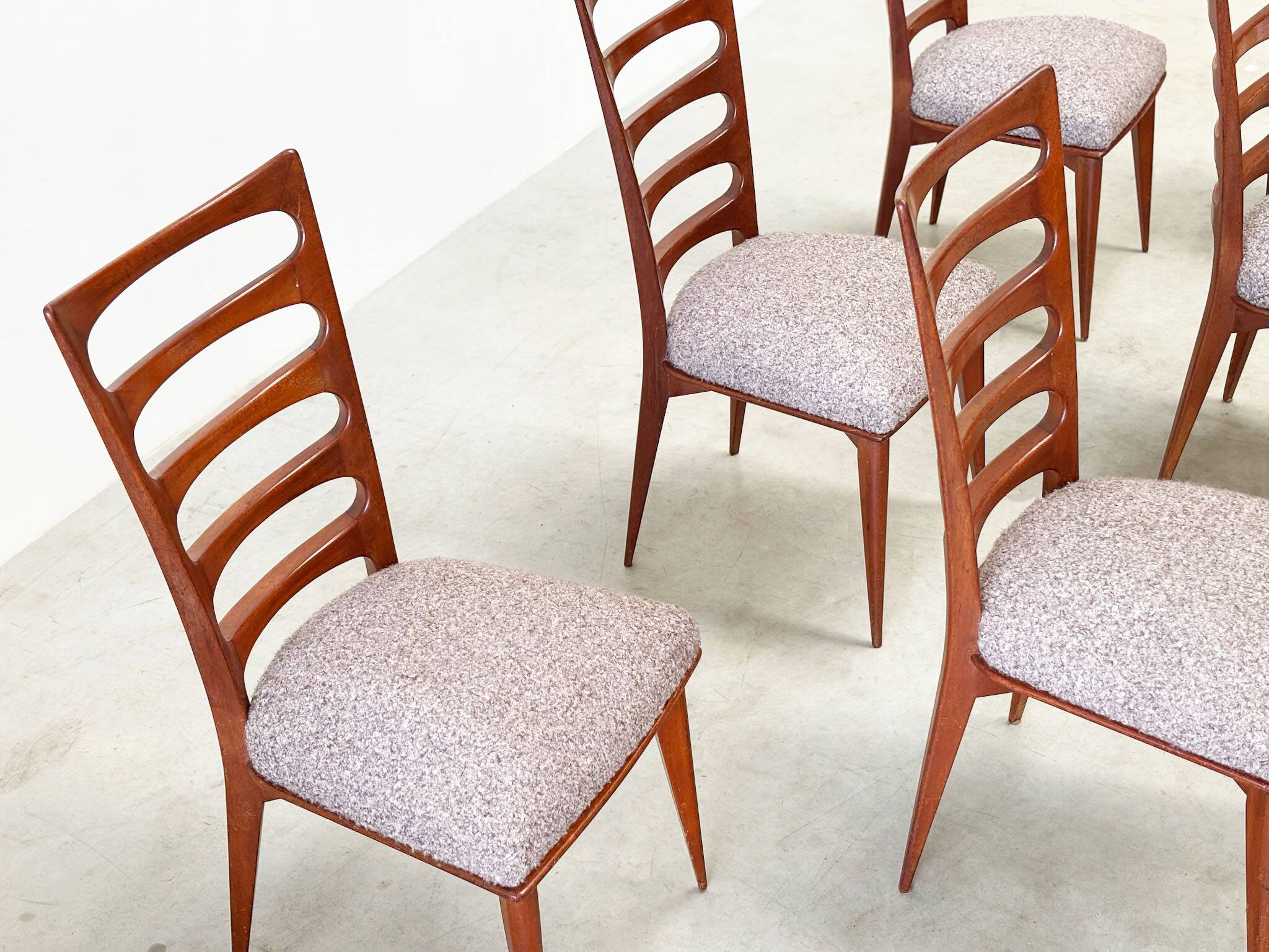 Ensemble de six chaises de salle à manger par Gaston Poisson