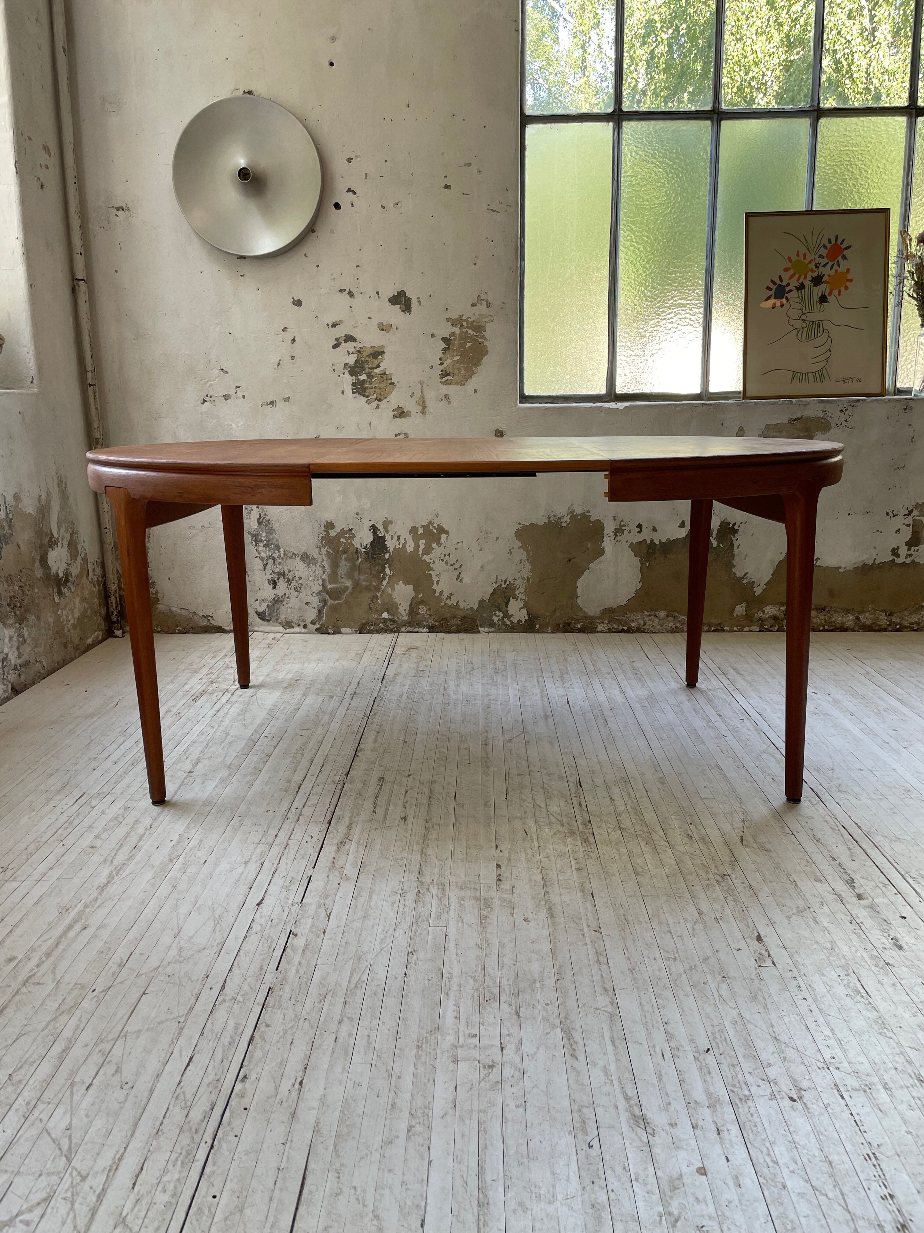 Round table 120-230 cm scandinavian samcom arne hovmand olsen