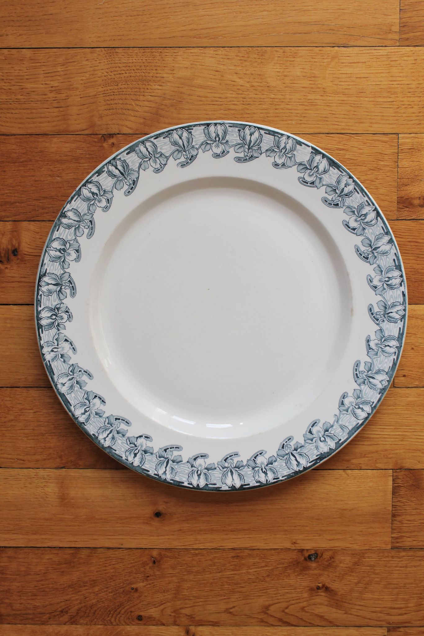 Plat rond en terre de fer décor iris Badonviller