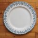 Plat rond en terre de fer décor iris Badonviller