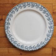 Plat rond en terre de fer décor iris Badonviller