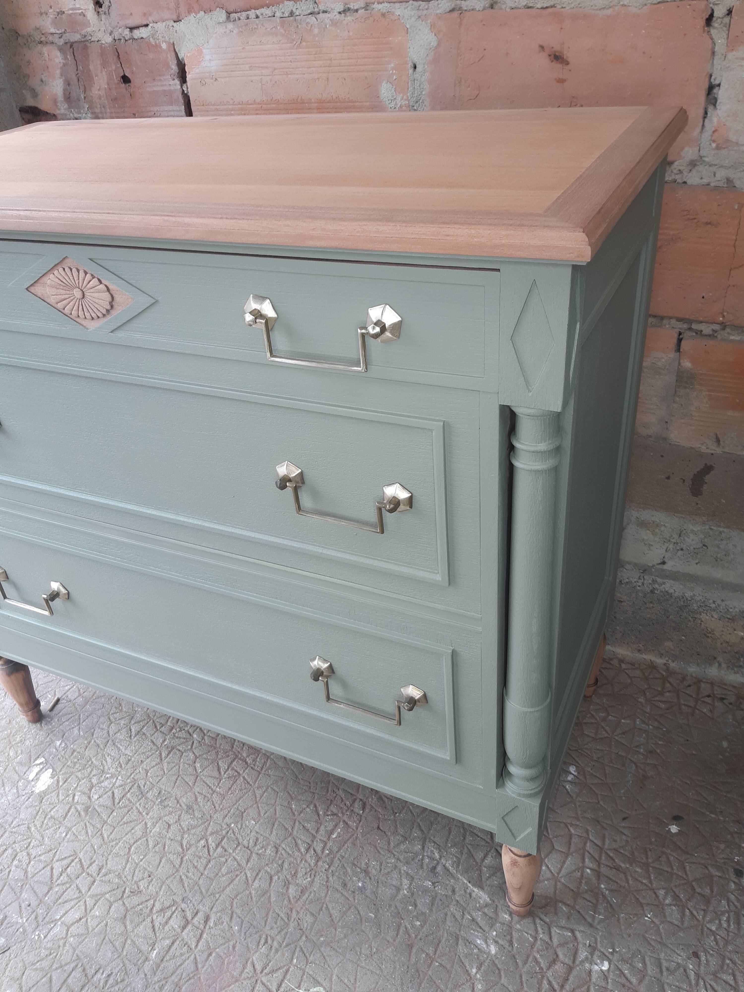 Commode redécorée couleur vert