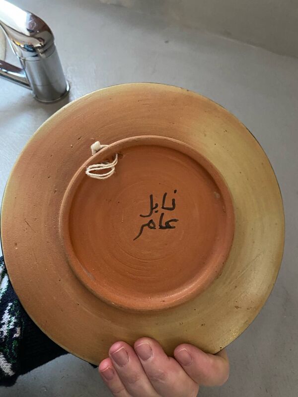 Assiette murale espagnole à décor de poissons, signée