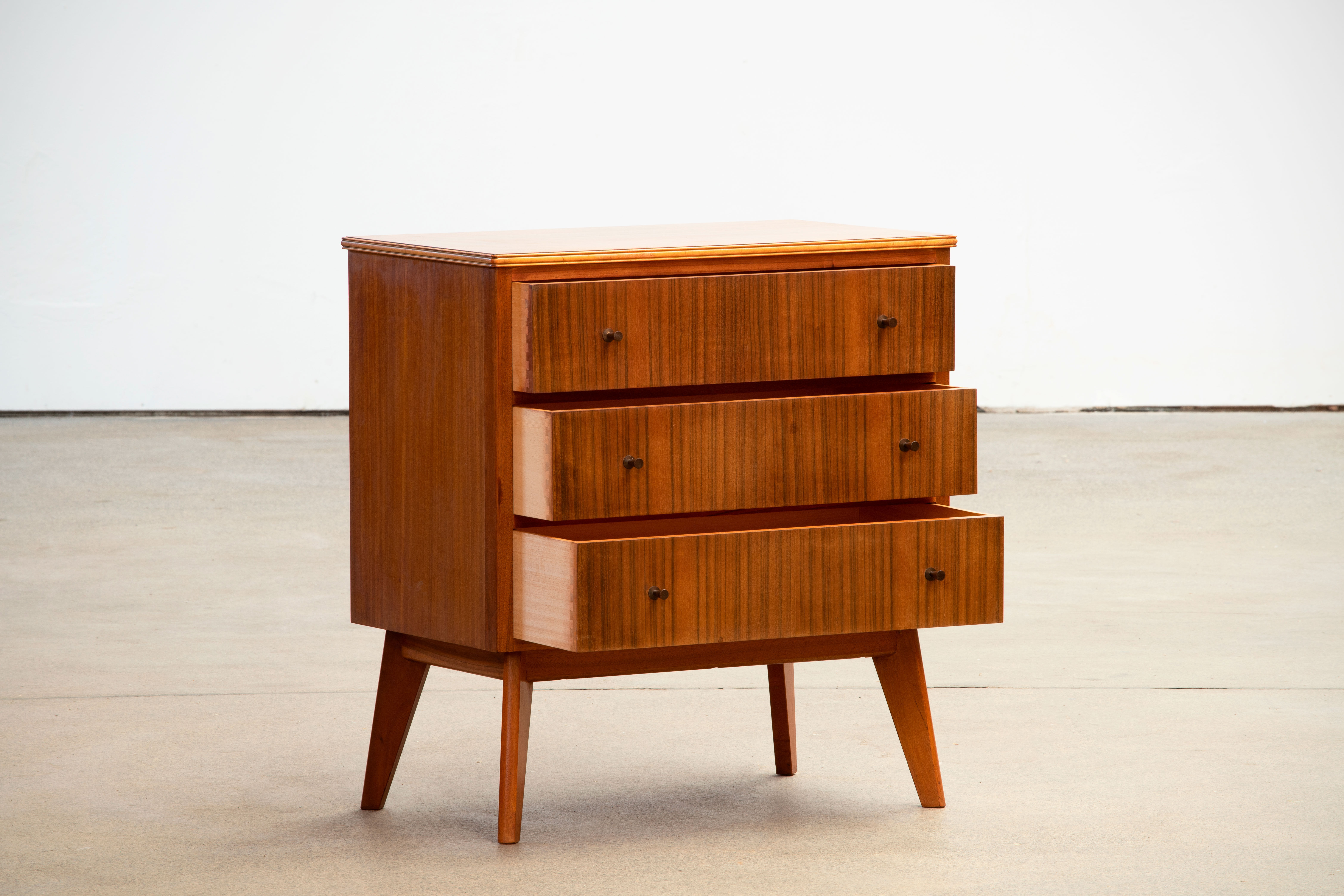 Vintage dresser compass feet 1960