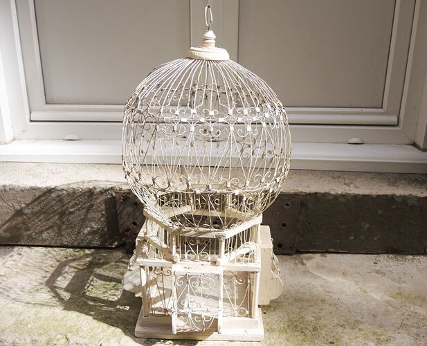 Ancienne cage à oiseaux ‘marocaine’ en bois blanc et métal