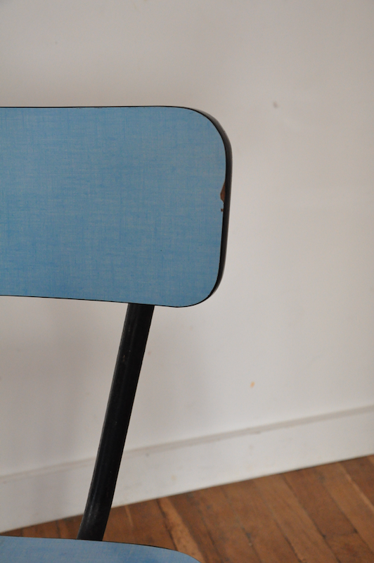 Chaise en formica bleue