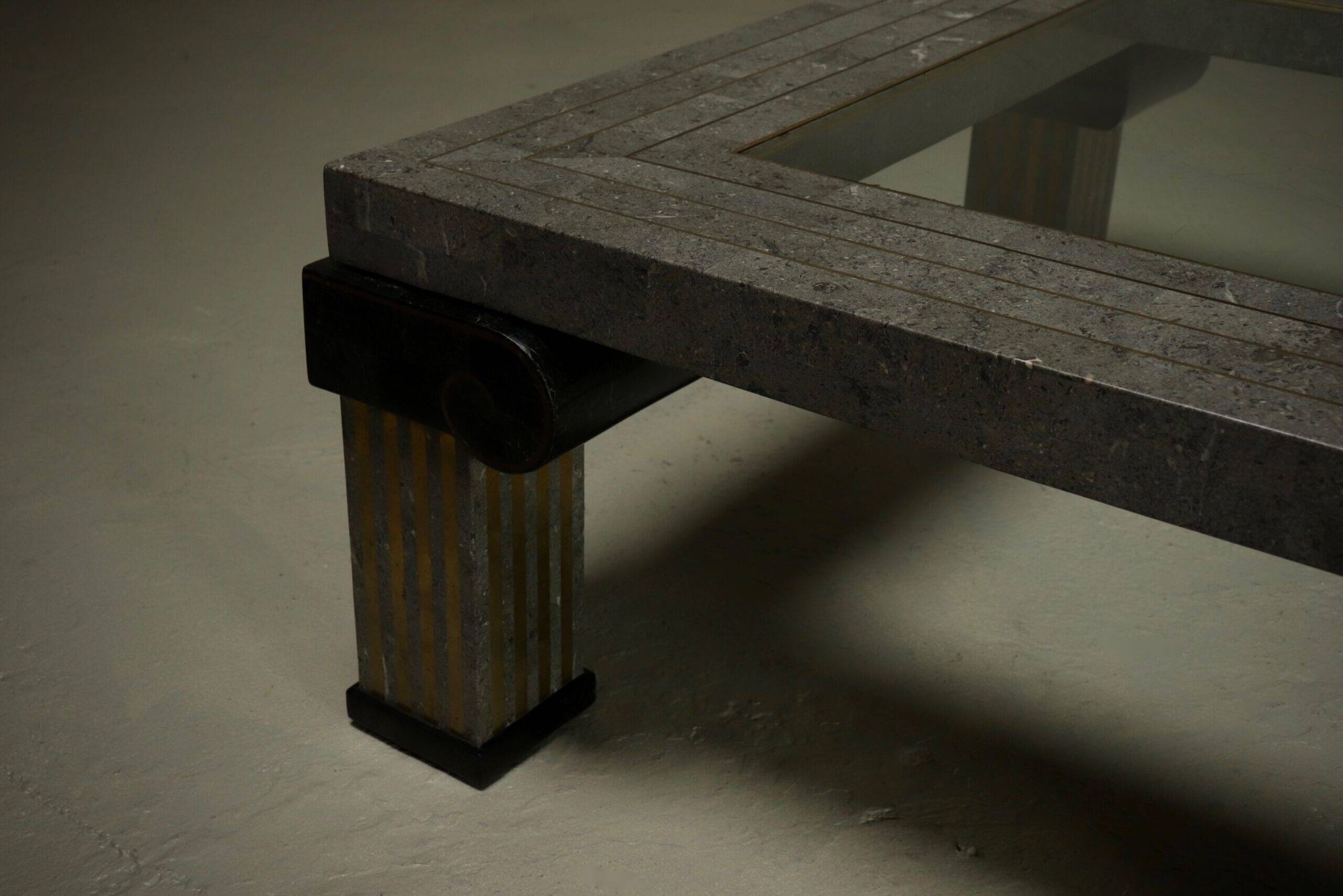 Grande table basse en pierre tessellée et en laiton Maitland-Smith des années 1980.