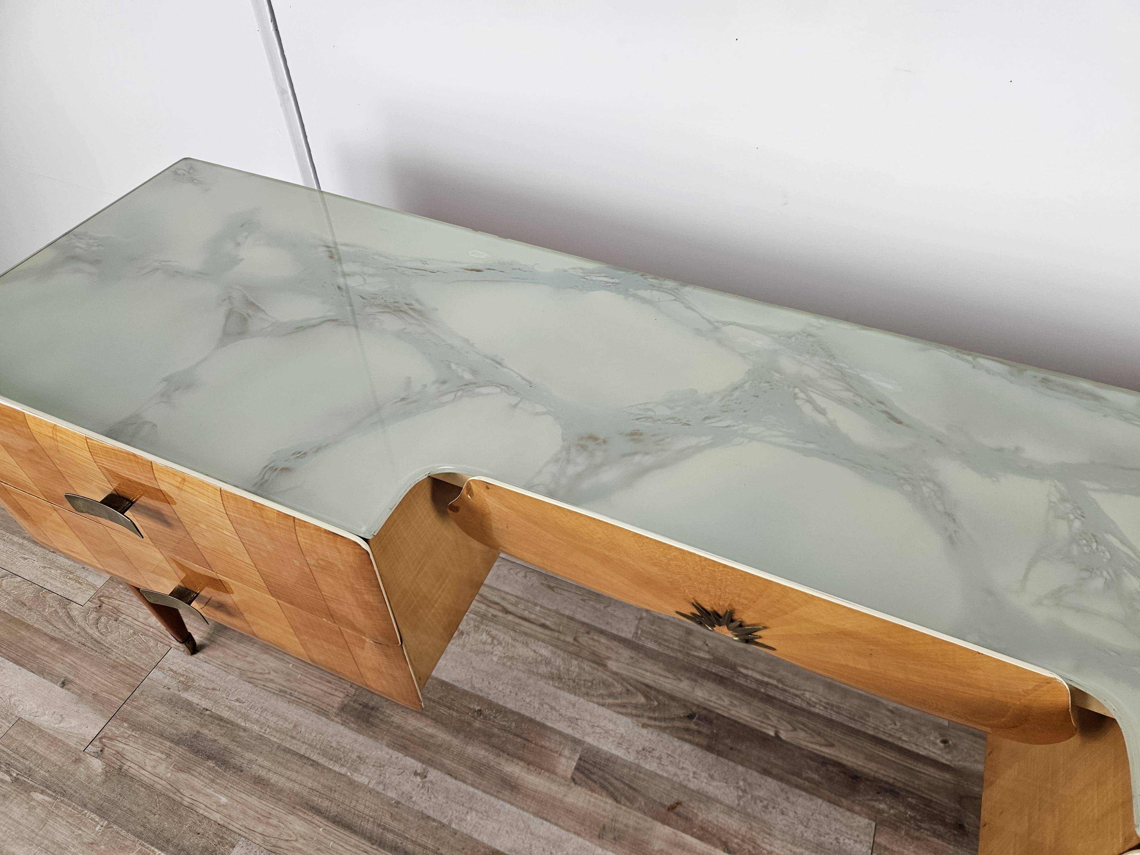 Commode en érable et verre du milieu du siècle des années 1950