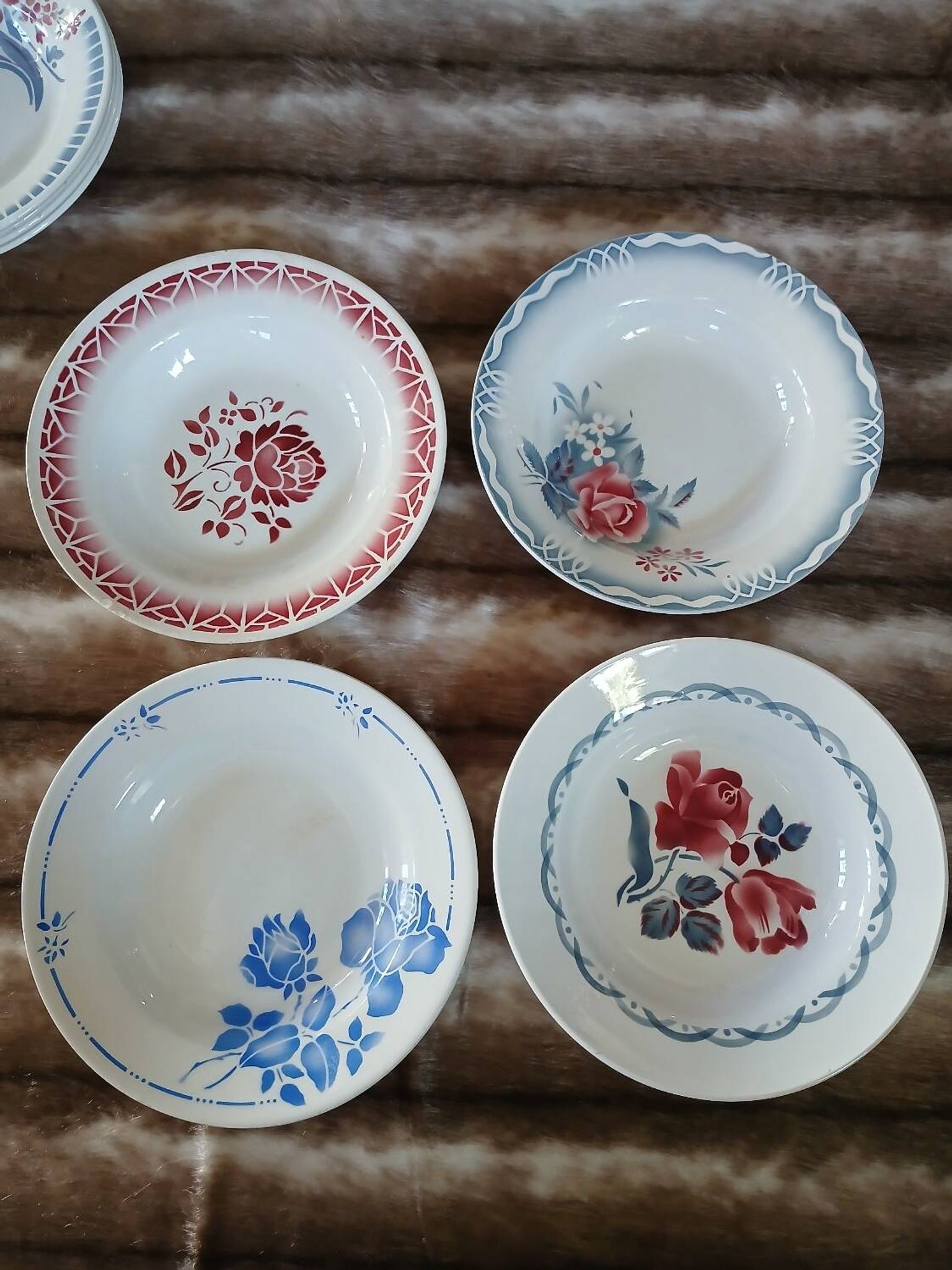 16 assiettes creuses anciennes dépareillées 