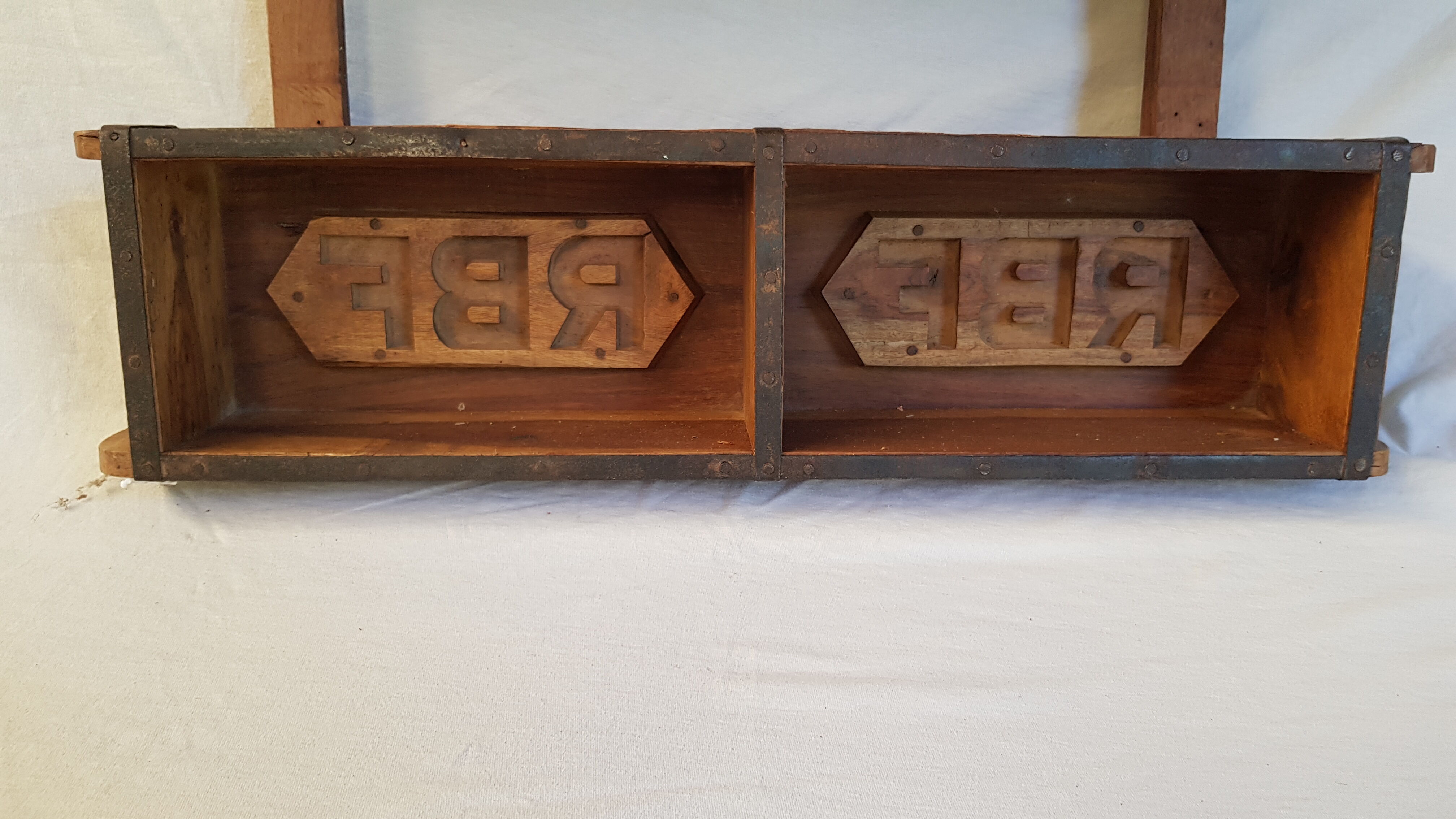 Etagère murale moules à briques en bois