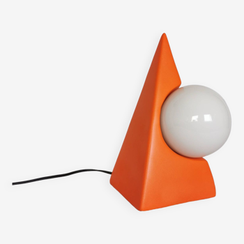 Lampe pyramide céramique, sphère en opaline, postmoderne, 1970.