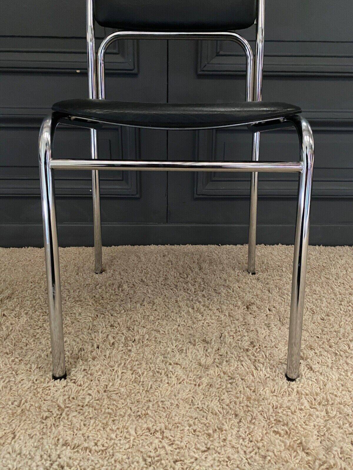 Lot de 4 chaises en skaï noir et métal chromé 1970 civic made in france