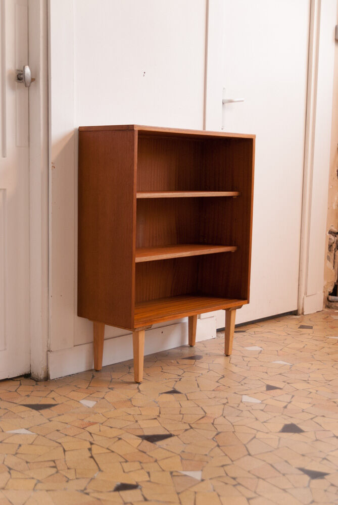 Shelf on spindle feet