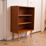 Shelf on spindle feet