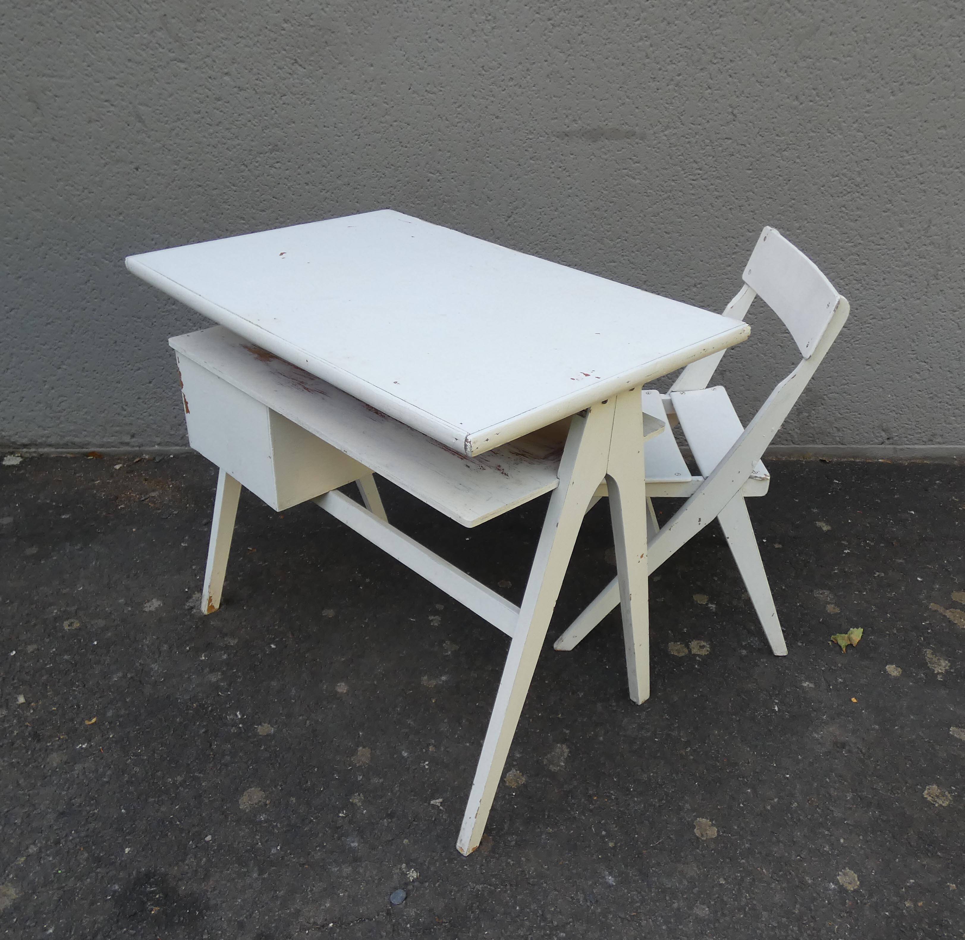 Scandinavian desk with compass legs for children