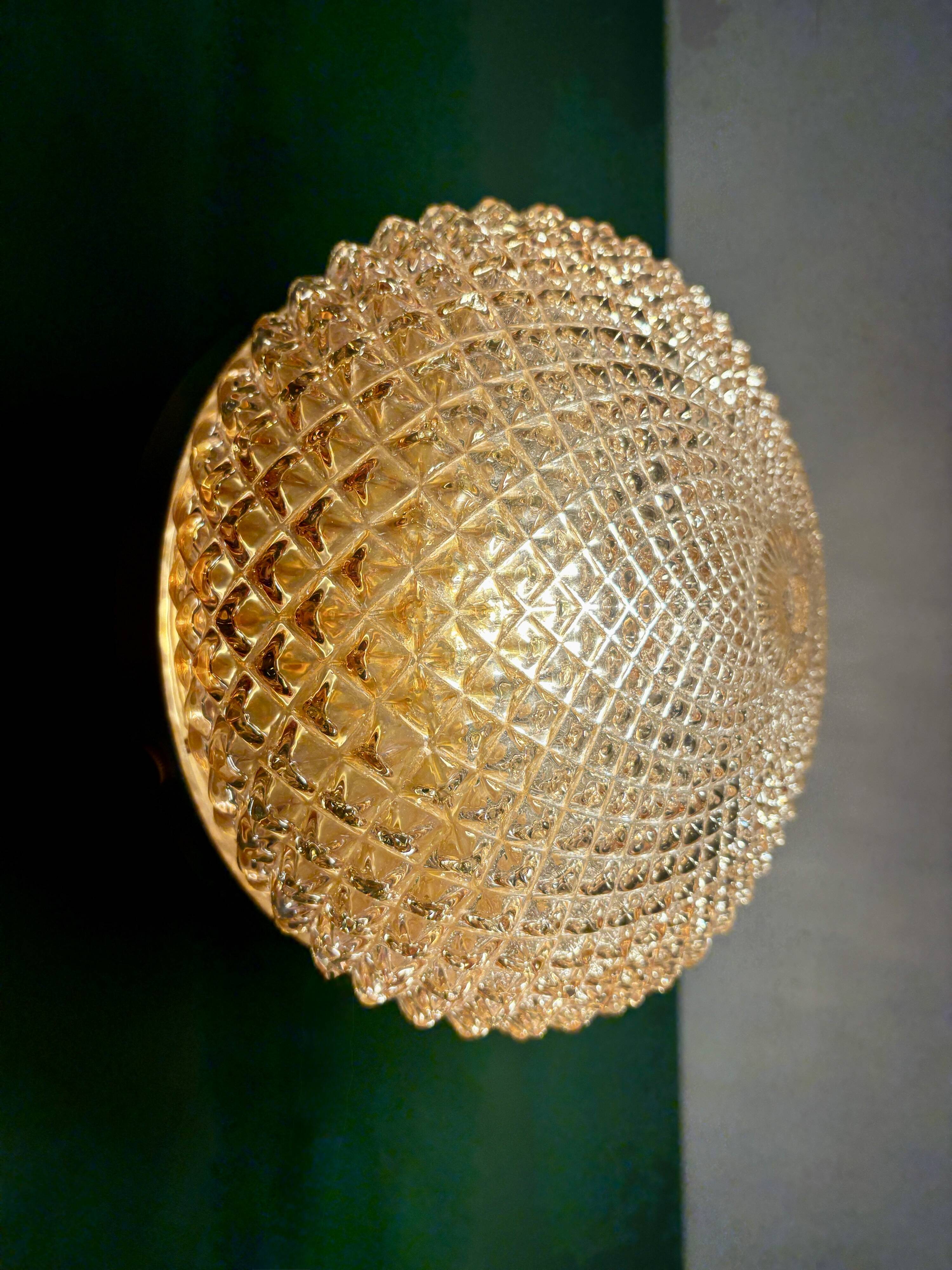 Applique ou plafonnier globe vintage en verre ambré pointe de diamant
