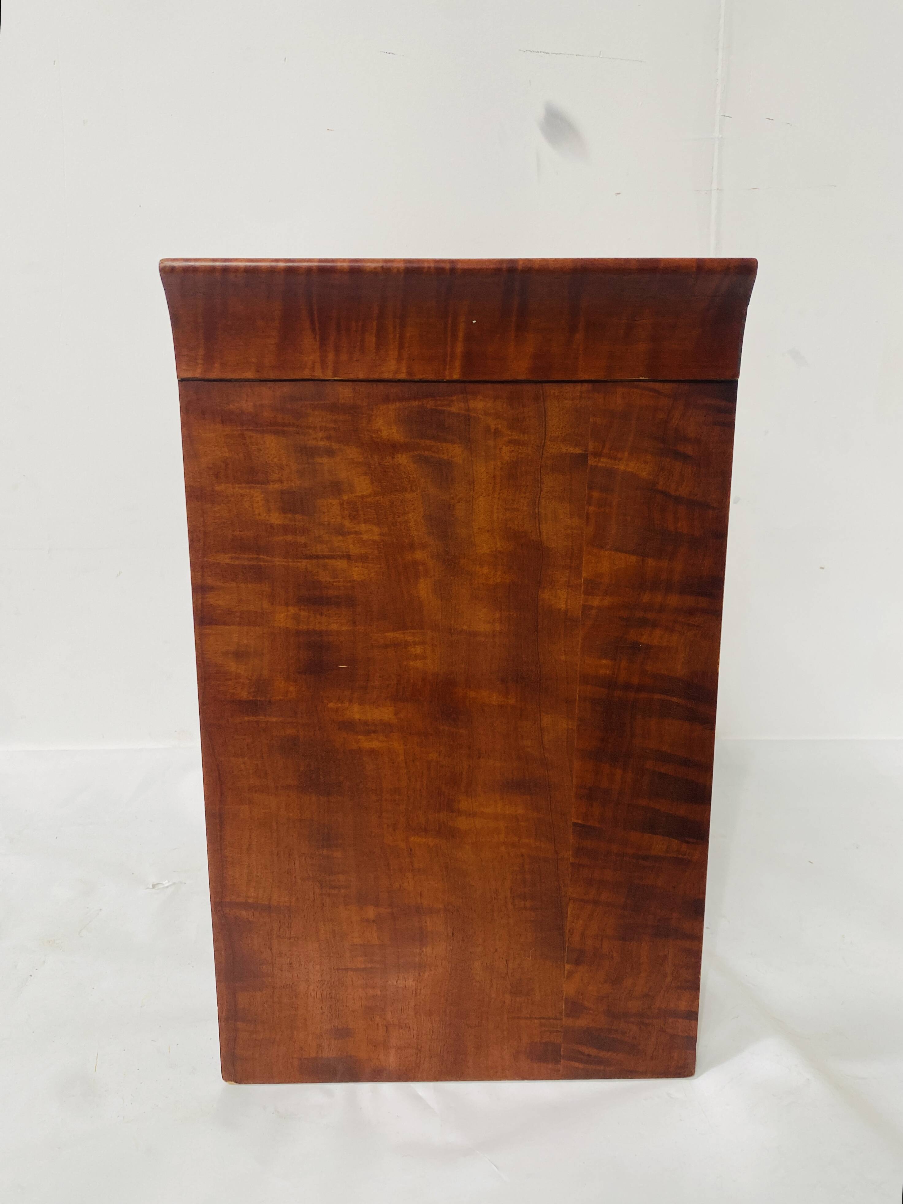 Art Deco piano bench in mottled mahogany. 20th century
