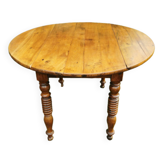 Round table with shutters in solid walnut