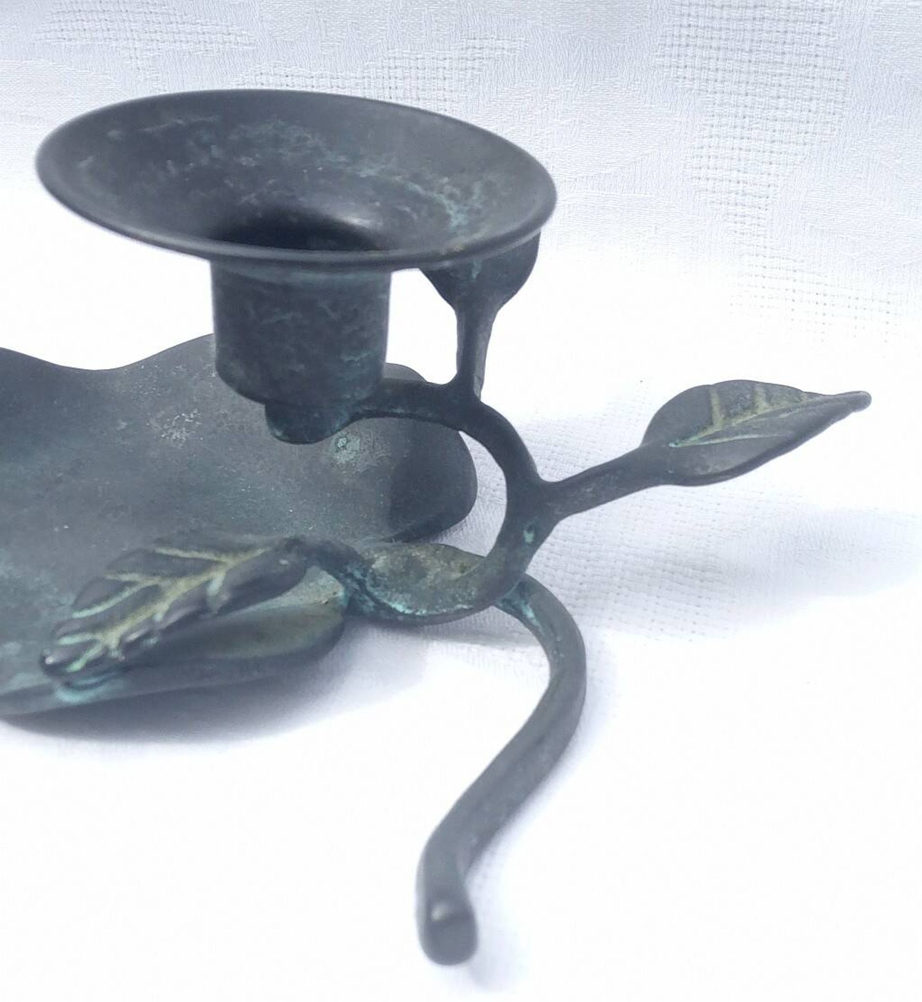 Bougeoir en bronze patiné en forme de fleur
