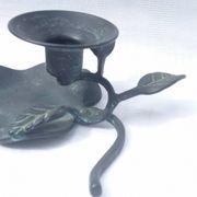 Bougeoir en bronze patiné en forme de fleur