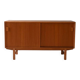 Buffet danois avec portes coulissantes, étagères et tiroir intérieur. Danemark, années 1970.