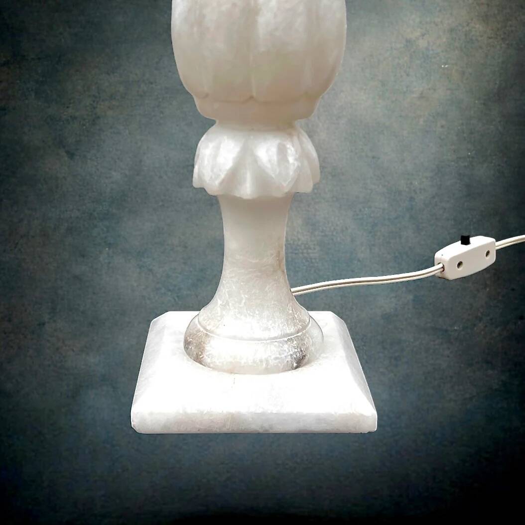 Pied de lampe en albâtre massif sculpté blanc style Hollywood Regency - années 70