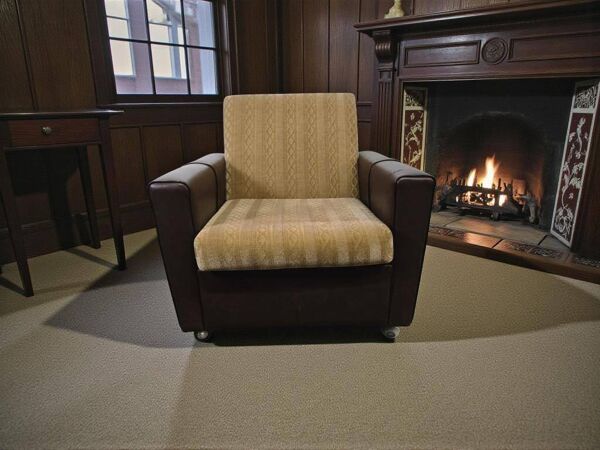 Fauteuil vintage en skaï brun / fauteuil club rétro sur roulettes