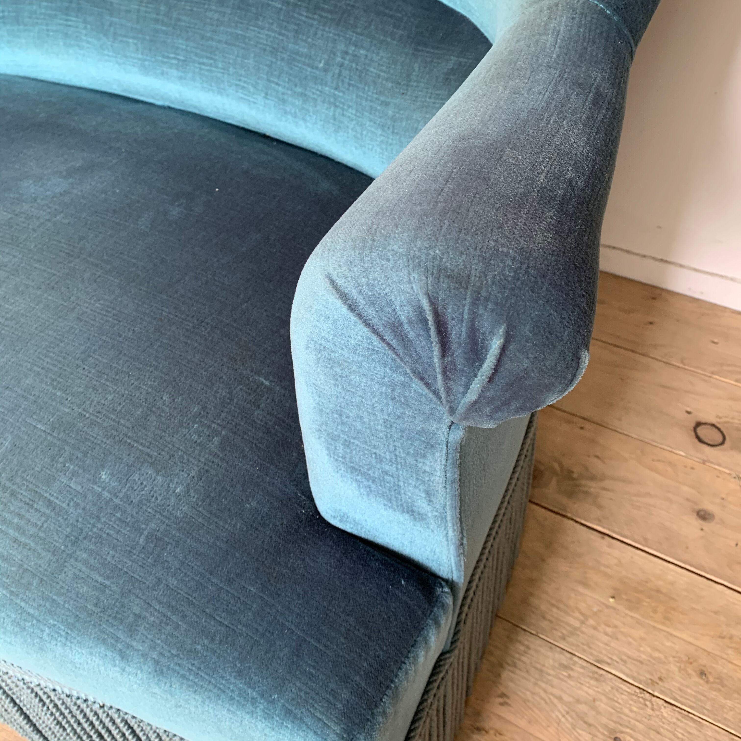 Toad bench blue velvet