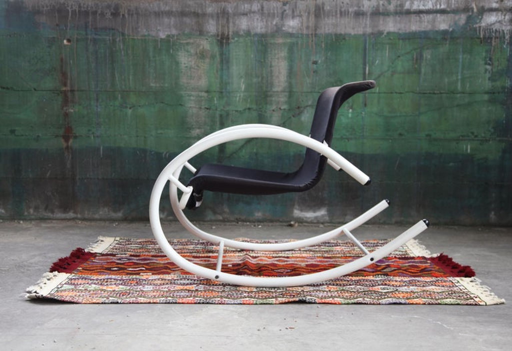 Rocking chair Memphis Ellipse leather Les Amisco with its cushion