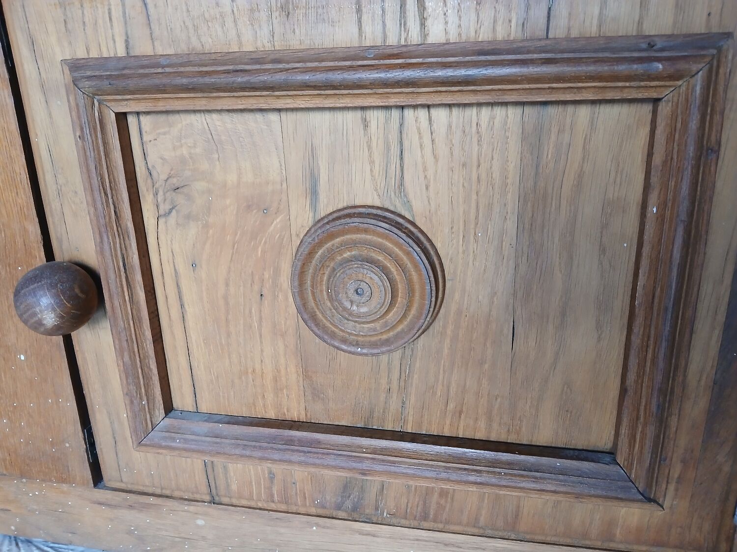 Low oak furniture in the Dudouyt style, with a sculpted front.