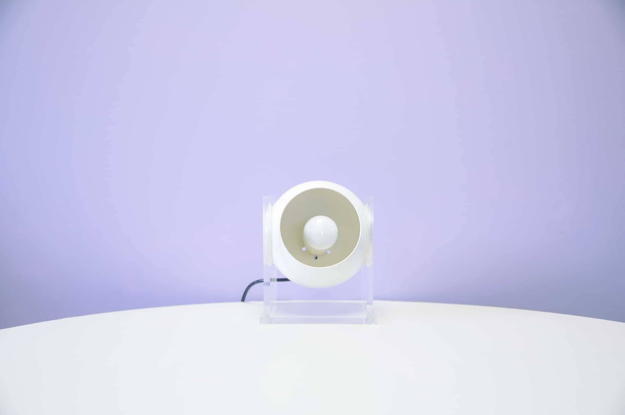 Lampe de table en cube avec sphère en métal