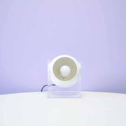 Lampe de table en cube avec sphère en métal