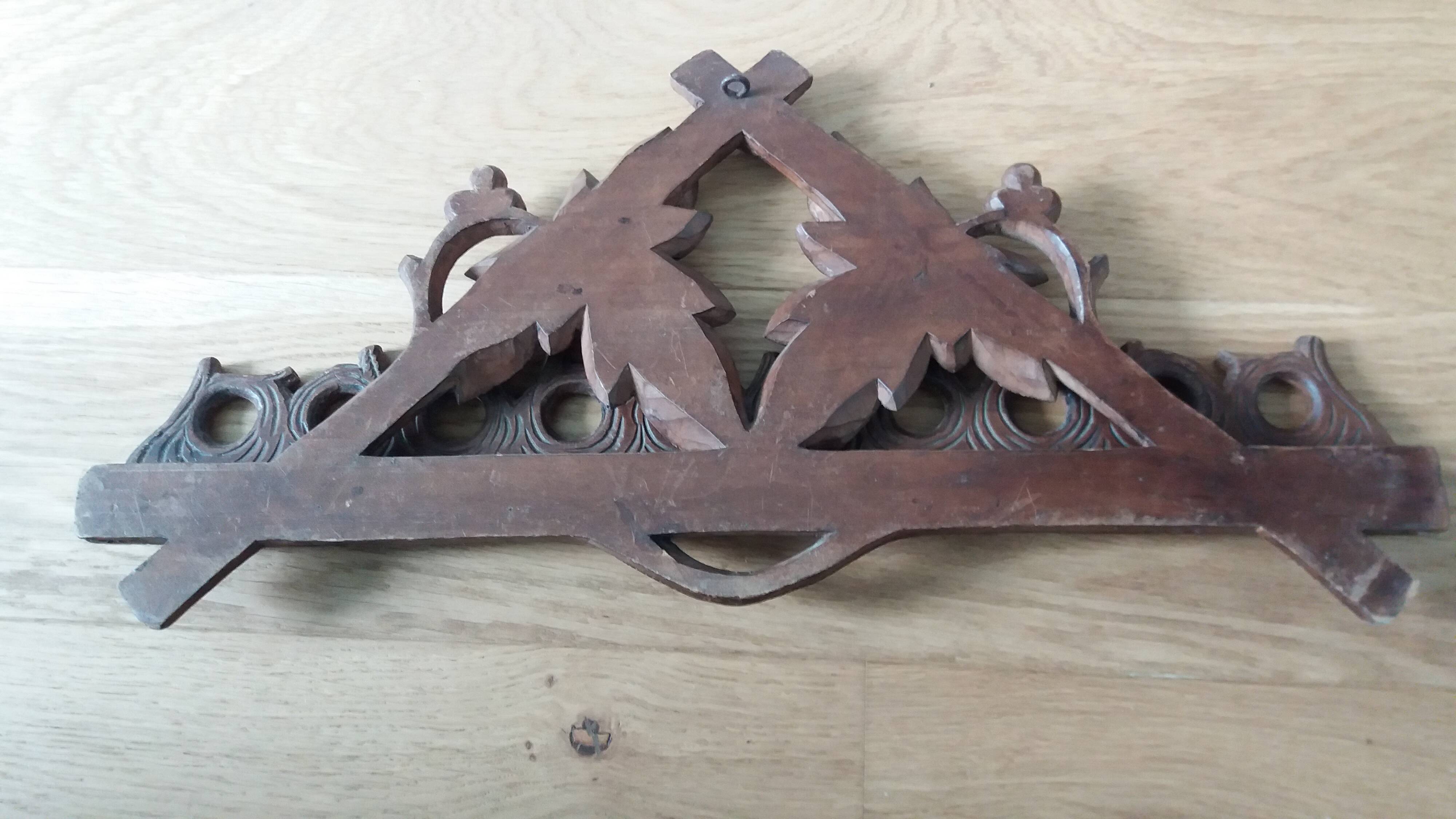 Porte pipes en bois sculpté