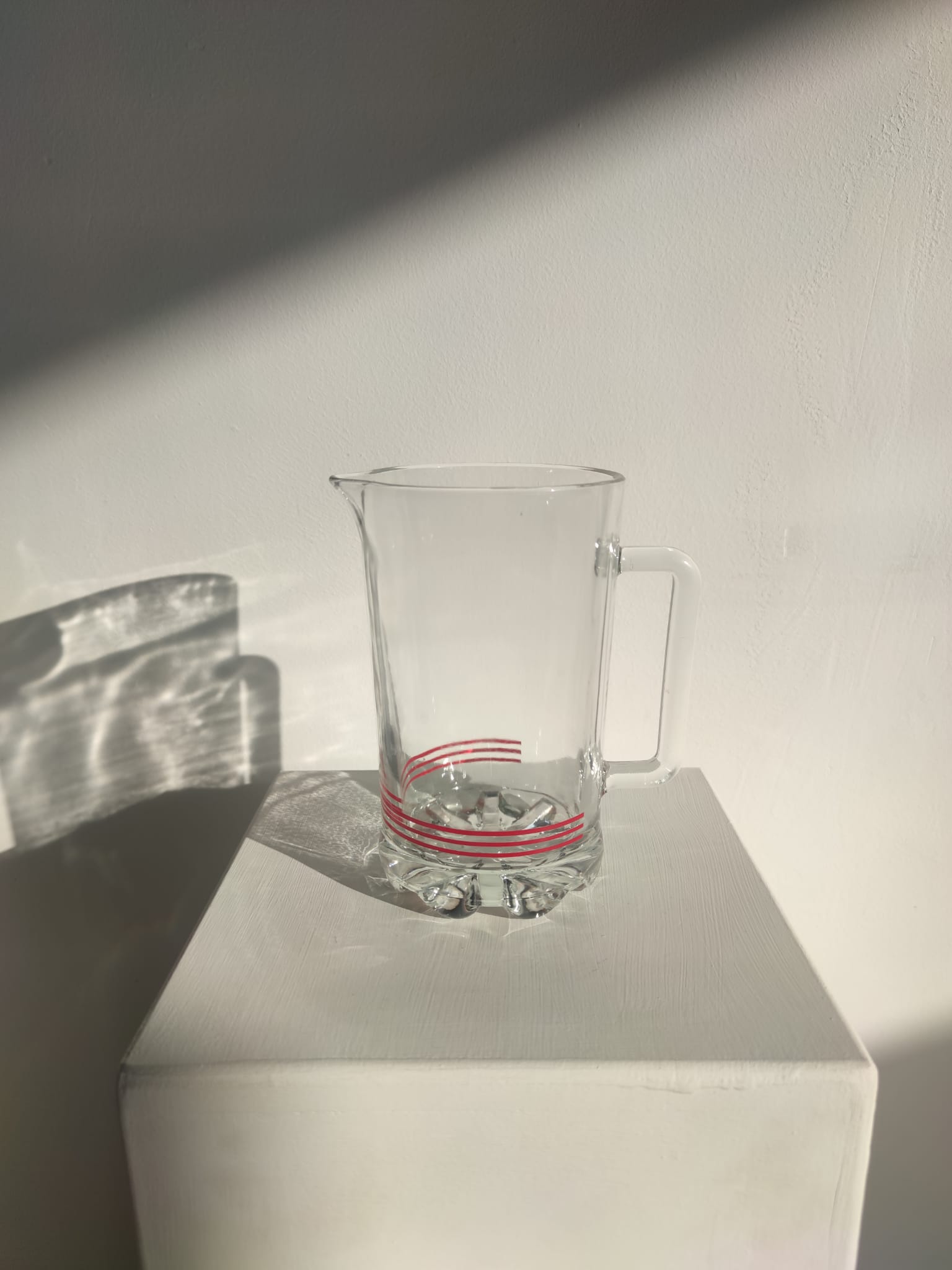 Pichet à orangeade italien vintage en verre à rayures rouges