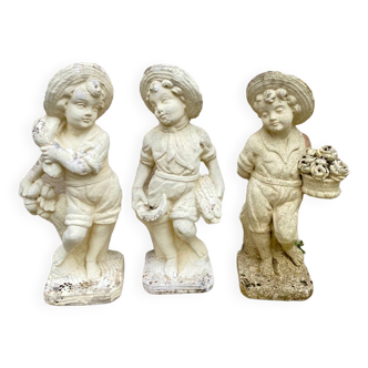 Lot de 3 statues de jardin en pierre représentant des enfants