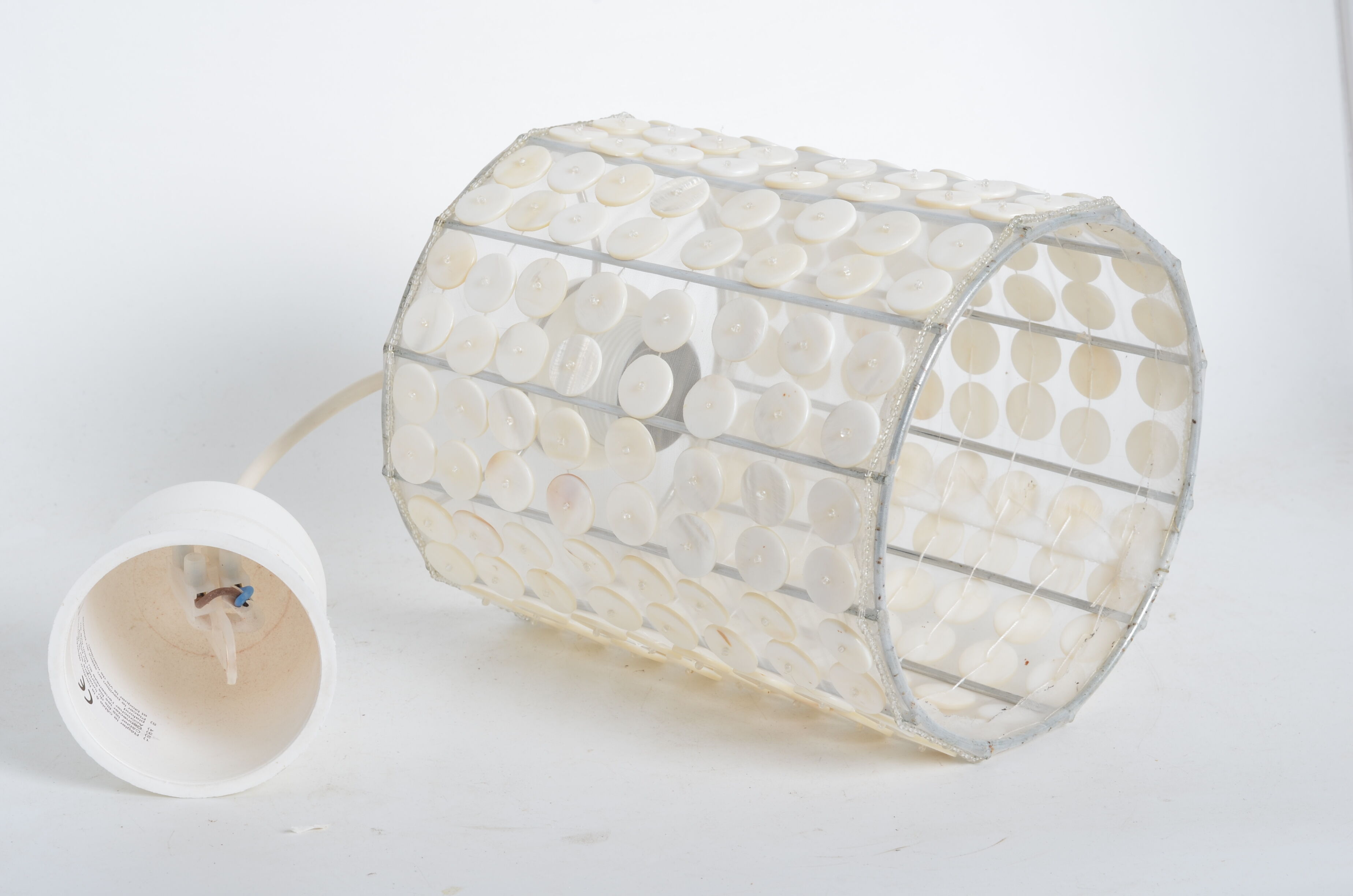 Suspension in mother-of-pearl buttons