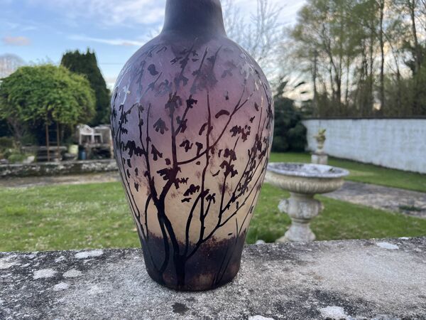 Vase en verre gravé à l'acide au décor de branches